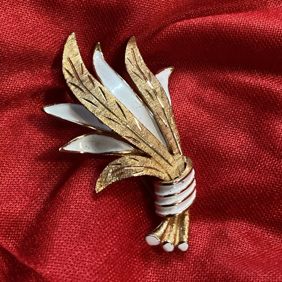 Vintage Kramer White Enamel Gold Tone Wheat Bouquet Brooch setting - Picture 3 of 5